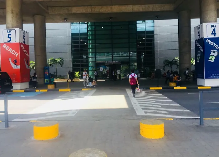 Az Condo-Hotel Across Airport Terminal-3