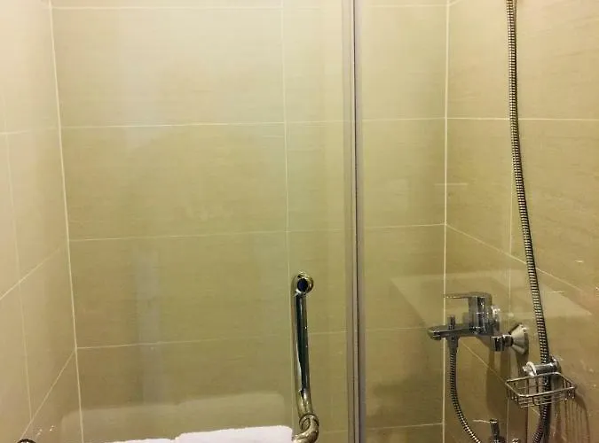 Hotel Az Condo-Hotel Across Airport Terminal-3 *